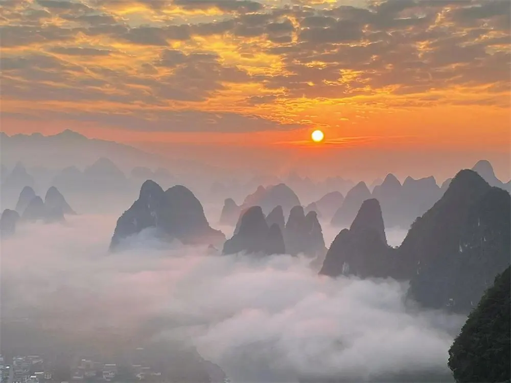 Sunrise over the Li River